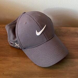 Nike Gold flexfit golf hat